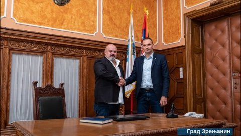 НОВИ ГРАДОНАЧЕЛНИК ЗРЕЊАНИНА: Први радни дан Сима Салапуре НОВИ ГРАДОНАЧЕЛНИК ЗРЕЊАНИНА: Први радни дан Сима Салапуре