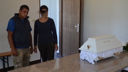 BELI KOVČEG ZA SINA PRVENCA: Neutešni roditelji bebe koja je pronađena mrtva kod Vršca BELI KOVČEG ZA SINA PRVENCA: Neutešni roditelji bebe koja je pronađena mrtva kod Vršca