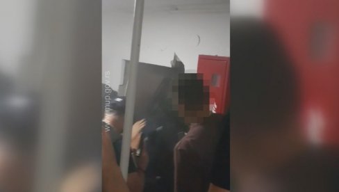СНИМАК ПРЕТРЕСА СТАНА ОСУМЊИЧЕНОГ ЗА УБИСТВО СТРАХИНЈЕ СТОЈАНОВИЋА: Полиција разбија зид и упада у стан (ВИДЕО) СНИМАК ПРЕТРЕСА СТАНА ОСУМЊИЧЕНОГ ЗА УБИСТВО СТРАХИНЈЕ СТОЈАНОВИЋА: Полиција разбија зид и упада у стан (ВИДЕО)