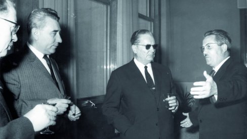 SADILI TIKVE A OBRALI BOSTAN: Iako je 1969. državni vrh bio protiv Mihailovićeve drame, cela ekipa je znala u šta se upušta SADILI TIKVE A OBRALI BOSTAN: Iako je 1969. državni vrh bio protiv Mihailovićeve drame, cela ekipa je znala u šta se upušta