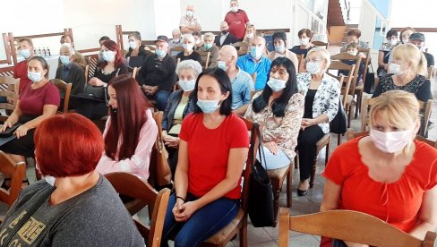 ХЕРОЈИ НЕЋЕ БИТИ ЗАБОРАВЉЕНИ: У Шамцу уручена постхумна одликовања породицама 68 погинулих у последњем рату ХЕРОЈИ НЕЋЕ БИТИ ЗАБОРАВЉЕНИ: У Шамцу уручена постхумна одликовања породицама 68 погинулих у последњем рату