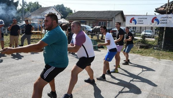 МИЛОЧАЈ У ФИНАЛУ: У Врби код Краљева одржане сеоске спортске игре МИЛОЧАЈ У ФИНАЛУ: У Врби код Краљева одржане сеоске спортске игре