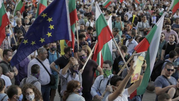 СОФИЈА БРАНИ ЈЕЗИК СКОПЉУ: Тврде да су Македонци Бугари који говоре бугарски, али им је испран мозак за време Тита СОФИЈА БРАНИ ЈЕЗИК СКОПЉУ: Тврде да су Македонци Бугари који говоре бугарски, али им је испран мозак за време Тита
