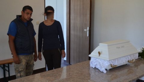 ИСПОВЕСТ РОДИТЕЉА ПРЕМИНУЛЕ БЕБЕ У ВРШЦУ: Мајка јецајући од бола испричала шта се дешавало ИСПОВЕСТ РОДИТЕЉА ПРЕМИНУЛЕ БЕБЕ У ВРШЦУ: Мајка јецајући од бола испричала шта се дешавало