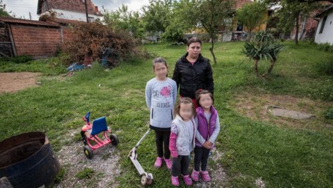 ДАНИЦУ (9), НИКОЛИНУ (5) И МИЛИЦУ (5) ЈЕ ТАТА ПИЈАН МАЛТРЕТИРАО: Деле ЈЕДНУ лутку, а избацују их из куће због 30 ЕВРА! ДАНИЦУ (9), НИКОЛИНУ (5) И МИЛИЦУ (5) ЈЕ ТАТА ПИЈАН МАЛТРЕТИРАО: Деле ЈЕДНУ лутку, а избацују их из куће због 30 ЕВРА!