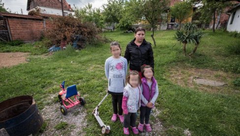 DANICU (9), NIKOLINU (5) I MILICU (5) JE TATA PIJAN MALTRETIRAO: Dele JEDNU lutku, a izbacuju ih iz kuće zbog 30 EVRA! DANICU (9), NIKOLINU (5) I MILICU (5) JE TATA PIJAN MALTRETIRAO: Dele JEDNU lutku, a izbacuju ih iz kuće zbog 30 EVRA!