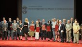 УРУЧЕНА ПРИЗНАЊА ЗЛАТНИ БЕОЧУГ: Добитници дају светлост очима (ФОТО) УРУЧЕНА ПРИЗНАЊА ЗЛАТНИ БЕОЧУГ: Добитници дају светлост очима (ФОТО)