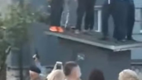 СНИМАК СВАДБЕ ИЗ БОСНЕ ОБИШАО РЕГИОН: Хармоникаши на крову, пуцњава на све стране (ВИДЕО) СНИМАК СВАДБЕ ИЗ БОСНЕ ОБИШАО РЕГИОН: Хармоникаши на крову, пуцњава на све стране (ВИДЕО)