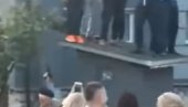 СНИМАК СВАДБЕ ИЗ БОСНЕ ОБИШАО РЕГИОН: Хармоникаши на крову, пуцњава на све стране (ВИДЕО) СНИМАК СВАДБЕ ИЗ БОСНЕ ОБИШАО РЕГИОН: Хармоникаши на крову, пуцњава на све стране (ВИДЕО)