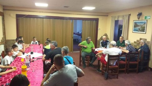 DECA I RODITELJI UREĐIVALI TEREN: Treneri spremili ručak DECA I RODITELJI UREĐIVALI TEREN: Treneri spremili ručak