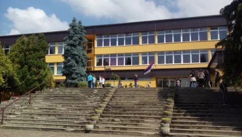 МЕЂУ ТРОЈЕ ЗАРАЖЕНИХ И УЧИТЕЉИЦА, 12 УЧЕНИКА У ИЗОЛАЦИЈИ: Епидемиолошка ситуација у Прњавору МЕЂУ ТРОЈЕ ЗАРАЖЕНИХ И УЧИТЕЉИЦА, 12 УЧЕНИКА У ИЗОЛАЦИЈИ: Епидемиолошка ситуација у Прњавору