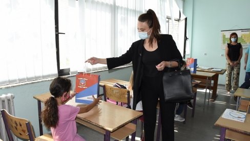 DVESTA PEDESET PAKETA PRVACIMA: Opština Gračanica i ove godine podelila školski pribor DVESTA PEDESET PAKETA PRVACIMA: Opština Gračanica i ove godine podelila školski pribor