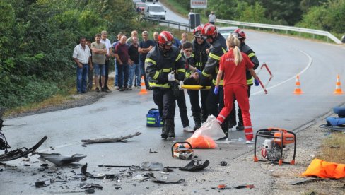 SNIMAK UDESA KOD KRALJEVA: Automobili smrskani u direktnom sudaru, vatrogasci izvlačili vozača punta (VIDEO) SNIMAK UDESA KOD KRALJEVA: Automobili smrskani u direktnom sudaru, vatrogasci izvlačili vozača punta (VIDEO)