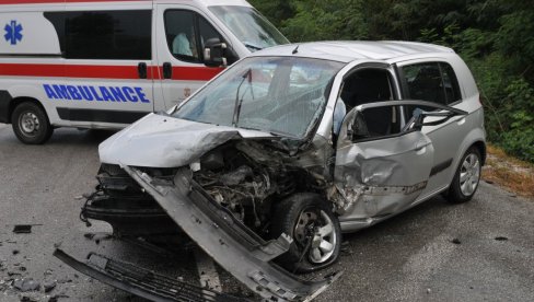 TEŠKA SAOBRAĆAJKA KOD KRALJEVA: Vatrogasci morali da seku punta kako bi došli do povređenih, tri osobe prevezene u bolnicu (FOTO) TEŠKA SAOBRAĆAJKA KOD KRALJEVA: Vatrogasci morali da seku punta kako bi došli do povređenih, tri osobe prevezene u bolnicu (FOTO)