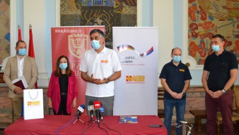 ПЛАСТЕНИЦИ ЗА 22 СОЦИЈАЛНО УГРОЖЕНЕ ПОРОДИЦЕ: Немачка организација АСБ у Крушевцу ПЛАСТЕНИЦИ ЗА 22 СОЦИЈАЛНО УГРОЖЕНЕ ПОРОДИЦЕ: Немачка организација АСБ у Крушевцу
