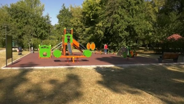 БЕЗБЕДНИЈЕ СПРАВЕ НА ТАРТАН ПОДЛОЗИ: У парку у Дудовој шуми у Суботици нови кутак за најмлађе БЕЗБЕДНИЈЕ СПРАВЕ НА ТАРТАН ПОДЛОЗИ: У парку у Дудовој шуми у Суботици нови кутак за најмлађе