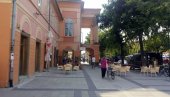 БЕХАТОН ИСПРЕД ГРАДСКЕ КУЋЕ: У Сомбору завршена реконструкција пешачких стаза БЕХАТОН ИСПРЕД ГРАДСКЕ КУЋЕ: У Сомбору завршена реконструкција пешачких стаза