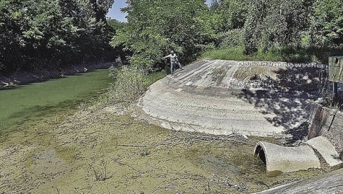 УКРАЈИНА ЗАТВОРИЛА СЕВЕРНОКРИМСКИ КАНАЛ: Кијев укинуо воду Криму, полуострво суво УКРАЈИНА ЗАТВОРИЛА СЕВЕРНОКРИМСКИ КАНАЛ: Кијев укинуо воду Криму, полуострво суво