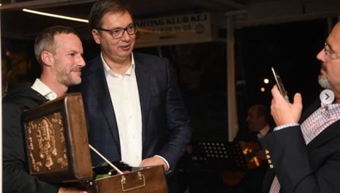 ВУЧИЋ ДОМАЋИН НА СВЕЧАНОЈ ВЕЧЕРИ: Болеру српска вина ВУЧИЋ ДОМАЋИН НА СВЕЧАНОЈ ВЕЧЕРИ: Болеру српска вина