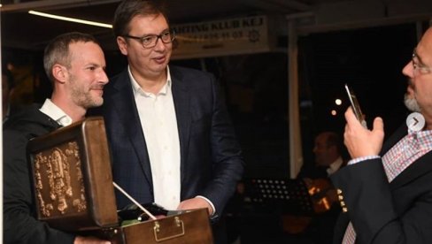 VUČIĆ DOMAĆIN NA SVEČANOJ VEČERI: Boleru srpska vina VUČIĆ DOMAĆIN NA SVEČANOJ VEČERI: Boleru srpska vina