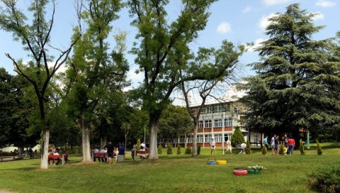 СРЕМЧИЦА ЗБОГ ЗАРАЗЕ КОРОНОМ ВЕЋ ДЕСЕТ ДАНА У ПОТПУНОМ КАРАНТИНУ: Радници остали у дому да брину о деци СРЕМЧИЦА ЗБОГ ЗАРАЗЕ КОРОНОМ ВЕЋ ДЕСЕТ ДАНА У ПОТПУНОМ КАРАНТИНУ: Радници остали у дому да брину о деци
