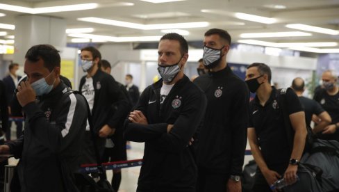 NA PUTU ZA BELGIJU: Šta to radi Vitas, zašto su crno-bele maske velike, kome to igrači šalju pozdrave...? (VIDEO) NA PUTU ZA BELGIJU: Šta to radi Vitas, zašto su crno-bele maske velike, kome to igrači šalju pozdrave...? (VIDEO)