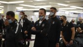 НА ПУТУ ЗА БЕЛГИЈУ: Шта то ради Витас, зашто су црно-беле маске велике, коме то играчи шаљу поздраве...? (ВИДЕО) НА ПУТУ ЗА БЕЛГИЈУ: Шта то ради Витас, зашто су црно-беле маске велике, коме то играчи шаљу поздраве...? (ВИДЕО)