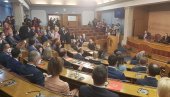POGLEDAJTE ISTORIJSKU FOTOGRAFIJU: Milovi poslanici zauzeli opozicione klupe (FOTO) POGLEDAJTE ISTORIJSKU FOTOGRAFIJU: Milovi poslanici zauzeli opozicione klupe (FOTO)