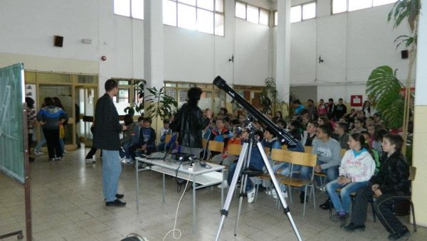 ТЕЛЕСКОПИ ЗА СВЕ ШКОЛЕ: У клупама уче о астрономији ТЕЛЕСКОПИ ЗА СВЕ ШКОЛЕ: У клупама уче о астрономији