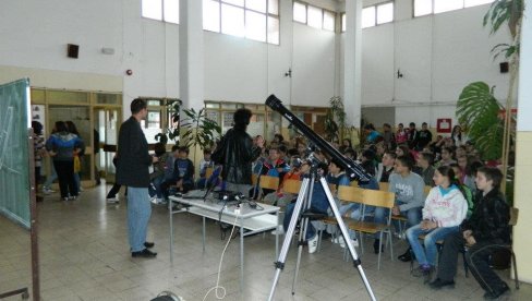 ТЕЛЕСКОПИ ЗА СВЕ ШКОЛЕ: У клупама уче о астрономији ТЕЛЕСКОПИ ЗА СВЕ ШКОЛЕ: У клупама уче о астрономији