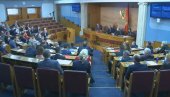 ХАОС У ЦРНОГОРСКОМ ПАРЛАМЕНТУ: Прекинута седница, посланици ДПС-а опколили сто председавајућег