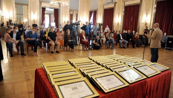 ФЕСТОВИХ 50 ВЕЛИЧАНСТВЕНИХ: У Скупштини града додељене плакете поводом пола века ФЕСТ-а ФЕСТОВИХ 50 ВЕЛИЧАНСТВЕНИХ: У Скупштини града додељене плакете поводом пола века ФЕСТ-а