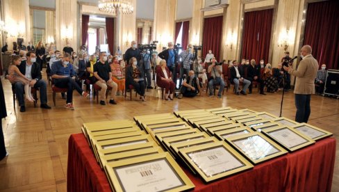 FESTOVIH 50 VELIČANSTVENIH: U Skupštini grada dodeljene plakete povodom pola veka FEST-a FESTOVIH 50 VELIČANSTVENIH: U Skupštini grada dodeljene plakete povodom pola veka FEST-a