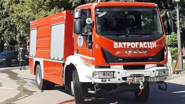 ГОРИ КАМИОН НА ПУТУ КОД СМЕДЕРЕВА: Обустављен саобраћај - ватрогасци хитно стигли на лице места ГОРИ КАМИОН НА ПУТУ КОД СМЕДЕРЕВА: Обустављен саобраћај - ватрогасци хитно стигли на лице места