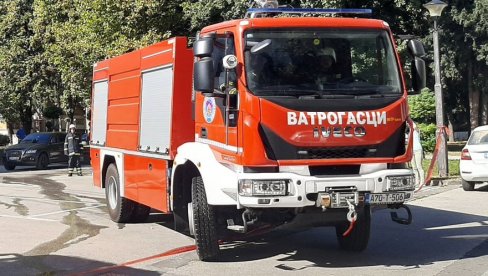 GORI KAMION NA PUTU KOD SMEDEREVA: Obustavljen saobraćaj - vatrogasci hitno stigli na lice mesta GORI KAMION NA PUTU KOD SMEDEREVA: Obustavljen saobraćaj - vatrogasci hitno stigli na lice mesta