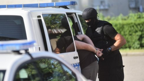 BRUTALNO NASILJE U ČAČKU: Tukli muškarca i snimali ga golog, peli ga na stolicu i terali ga da peva BRUTALNO NASILJE U ČAČKU: Tukli muškarca i snimali ga golog, peli ga na stolicu i terali ga da peva