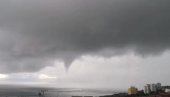VELIKO NEVREME U KOMŠILUKU: Grom srušio odžak na kući, ulice Rijeke pod vodom (VIDEO) VELIKO NEVREME U KOMŠILUKU: Grom srušio odžak na kući, ulice Rijeke pod vodom (VIDEO)