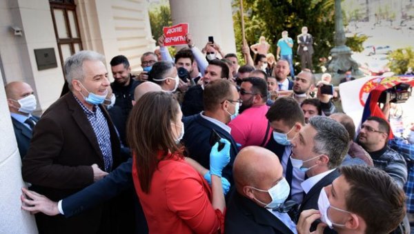 ОПТУЖНИЦА ПРОТИВ ЛИДЕРА ДВЕРИ: Бошко Обрадовић ускоро пред судом због инцидента испред Скупштине ОПТУЖНИЦА ПРОТИВ ЛИДЕРА ДВЕРИ: Бошко Обрадовић ускоро пред судом због инцидента испред Скупштине
