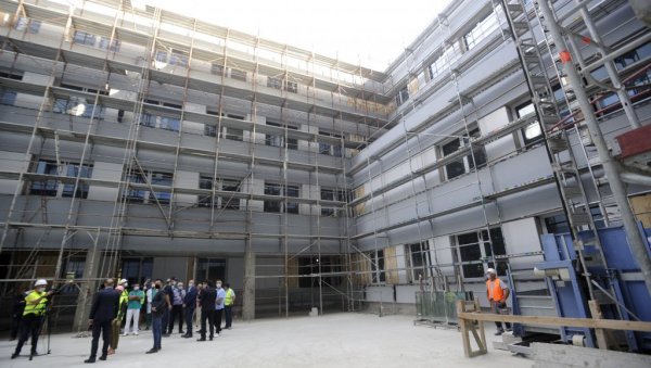 НОВА БОЛНИЦА СА 30 САЛА ЗА ОПЕРАЦИЈЕ: Лончар на градилишту КЦС најавио да ће радови бити готови до следећег лета НОВА БОЛНИЦА СА 30 САЛА ЗА ОПЕРАЦИЈЕ: Лончар на градилишту КЦС најавио да ће радови бити готови до следећег лета