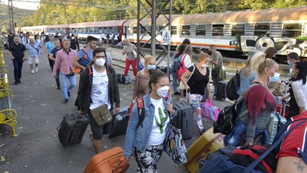 ПОПУСТ ЗА ПЕНЗИОНЕРЕ И СТУДЕНТЕ: Легитимација за попусте за 100 динара уместо за 400 ПОПУСТ ЗА ПЕНЗИОНЕРЕ И СТУДЕНТЕ: Легитимација за попусте за 100 динара уместо за 400