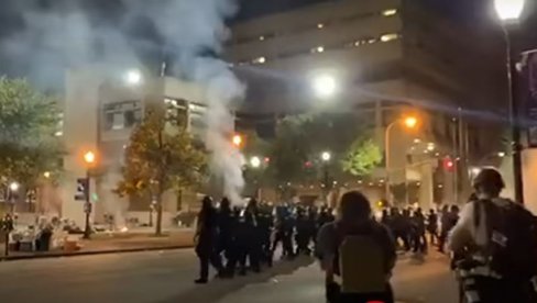 НОВО НАСИЉЕ У АМЕРИЦИ: У пуцњави рањена два полицајца током протеста (ВИДЕО) НОВО НАСИЉЕ У АМЕРИЦИ: У пуцњави рањена два полицајца током протеста (ВИДЕО)