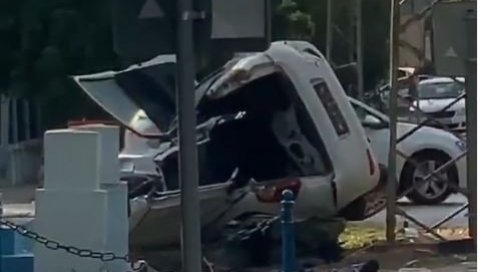 КОД НОВОГ САДА ПОВРЕЂЕНА ЖЕНА: Аутомобилом излетела са пута, ударила у аутобус и бандеру, завршила у каналу, ватрогасци секли возило (ВИДЕО) КОД НОВОГ САДА ПОВРЕЂЕНА ЖЕНА: Аутомобилом излетела са пута, ударила у аутобус и бандеру, завршила у каналу, ватрогасци секли возило (ВИДЕО)