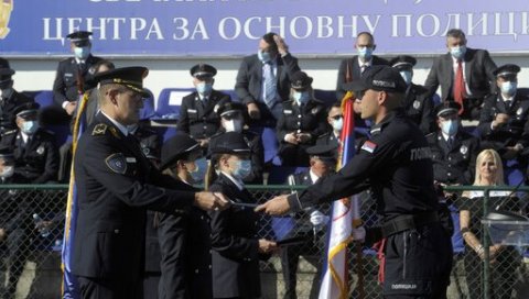 УРУЧЕНА РЕШЕЊА О НАГРАЂИВАЊУ НАЈУСПЕШНИЈИМ НОВИМ ПОЛИЦАЈЦИМА: Часно ћемо служити Србији и грађанима УРУЧЕНА РЕШЕЊА О НАГРАЂИВАЊУ НАЈУСПЕШНИЈИМ НОВИМ ПОЛИЦАЈЦИМА: Часно ћемо служити Србији и грађанима