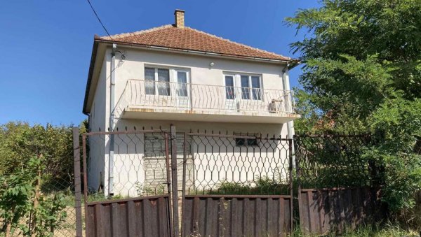 ОВДЕ ЈЕ РАДОВАН УБИО ЈАСМИНУ: Функционер ножем умртио љубавницу, закључао врата куће, па покушао да скочи са моста (ВИДЕО) ОВДЕ ЈЕ РАДОВАН УБИО ЈАСМИНУ: Функционер ножем умртио љубавницу, закључао врата куће, па покушао да скочи са моста (ВИДЕО)
