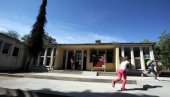ЂАЦИ ВОЗАЧИМА ДЕЛИЛИ ПОКЛОНЕ: Агенција за безбедност саобраћаја у ОШ Владимир Роловић ЂАЦИ ВОЗАЧИМА ДЕЛИЛИ ПОКЛОНЕ: Агенција за безбедност саобраћаја у ОШ Владимир Роловић