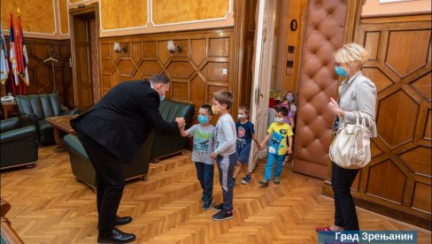 PREDŠKOLCI POSETILI GRADONAČELNIKA: Deca kod Salapure PREDŠKOLCI POSETILI GRADONAČELNIKA: Deca kod Salapure