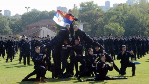 SRCE MI JE PUNO DANAS, HVALA ŠTO STE ODABRALI DA SLUŽITE SVOM NARODU: Ministar Stefanović se obratio budućim policajcima (FOTO+VIDEO) SRCE MI JE PUNO DANAS, HVALA ŠTO STE ODABRALI DA SLUŽITE SVOM NARODU: Ministar Stefanović se obratio budućim policajcima (FOTO+VIDEO)