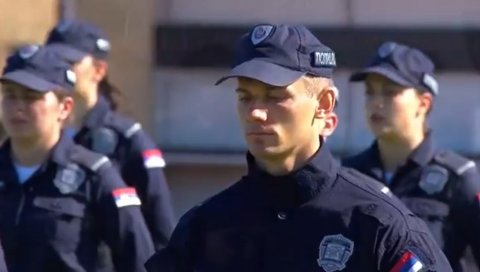 СВИ КАО ЈЕДАН, ГРМЕЛО ЈЕ У МАКИШУ: Погледајте најјачи утисак са промоције, млади полицајци запевали Пукни зоро (ВИДЕО) СВИ КАО ЈЕДАН, ГРМЕЛО ЈЕ У МАКИШУ: Погледајте најјачи утисак са промоције, млади полицајци запевали Пукни зоро (ВИДЕО)