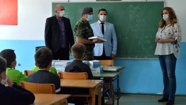 СЕОСКЕ ШКОЛЕ НА ПЕШТЕРУ: Војска Србије помаже ђацима СЕОСКЕ ШКОЛЕ НА ПЕШТЕРУ: Војска Србије помаже ђацима