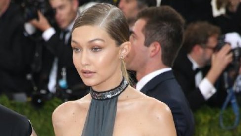 ĐIĐI HADID PODELILA RETKE FOTOGRAFIJE ĆERKE: Poznata manekenka retko deli uvid u privatni život (FOTO) ĐIĐI HADID PODELILA RETKE FOTOGRAFIJE ĆERKE: Poznata manekenka retko deli uvid u privatni život (FOTO)